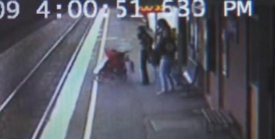 Un bébé qui passe sous 1 train et qui s’en sort indemne (VIDEO)