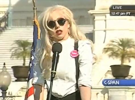 Lady Gaga interpelle Obama sur l’avenir des homosexuels (VIDEO)