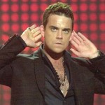 Robbie Williams dédicace et embrasse les fesses d&rsquo;une fan sur scène (VIDEO)