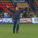 Un supporteur rentre sur le terrain et tire le pénalty (VIDEO)