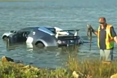 Un homme plonge dans une lagune au volant d’une Bugatti Veyron (VIDEO)