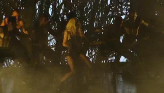 Lady Gaga chute en plein concert (VIDEO)