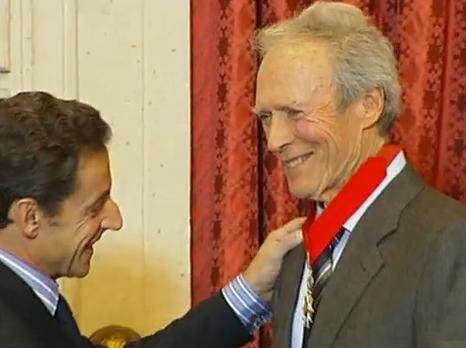 Clint Eastwood fait commandeur de la Légion d’honneur (VIDEO)