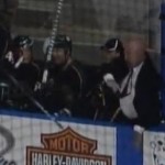 Hockey : un entraîneur américain lance tout ce qu’il peut sur la glace (VIDEO)