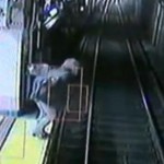 Une femme ivre échappe de peu à la mort (VIDEO)