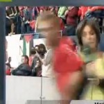 Une journaliste se fait percuter par un footballeur en LIVE (VIDEO)