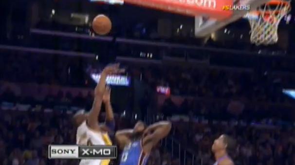 Kobe Bryant met un panier incroyable (VIDEO)