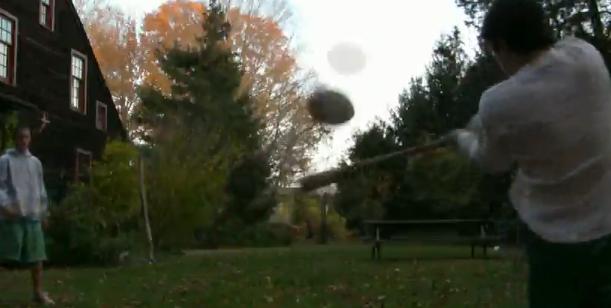 Il met un panier en frappant la balle avec une batte de baseball (VIDEO)