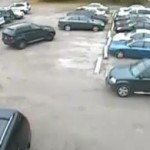 Il roule sur deux voitures en voulant se garer (VIDEO)