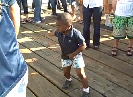 Il se fait voler la vedette par un petit qui danse mieux que lui (VIDEO)
