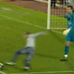 Il veut dégager la balle mais il glisse comme une merde (VIDEO)