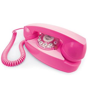 Un homme prend la ligne d’appel des urgences pour le téléphone rose