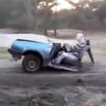 Il conduit une moitiée de voiture (VIDEO)