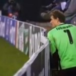 Jens Lehmann fait une pause pipi en plein match (VIDEO)