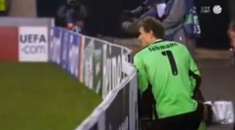 Jens Lehmann fait une pause pipi en plein match (VIDEO)