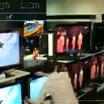 Il tente de voler un écran plasma dans une grande surface (VIDEO)