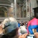 Le pape agressé en pleine messe de minuit (VIDEO)