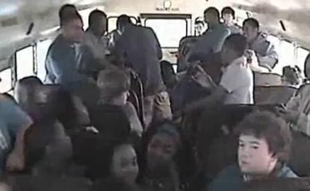 Agression raciste dans un bus aux USA (VIDEO)