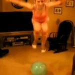 Elle saute sur un ballon et se retrouve face contre terre (VIDEO)