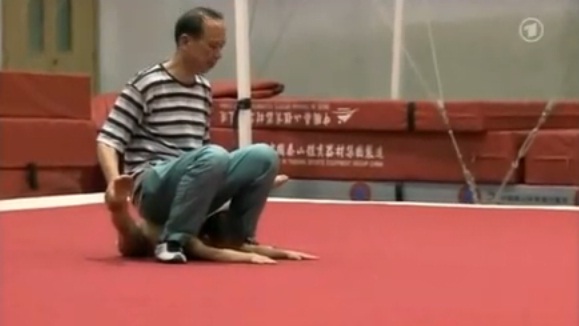 Entrainement choc de gymnastique pour les petits Chinois (VIDEO)
