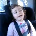 Une fillette chante 