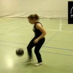 Une jeune fille qui fait un freestyle football impressionnant (VIDEO)
