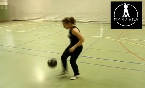 Une jeune fille qui fait un freestyle football impressionnant (VIDEO)