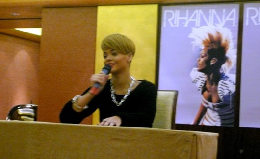 Rihanna en conférence de presse à Paris (VIDEO)