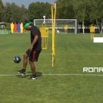 Ronaldinho, Benzema et Xavi jonglent les yeux bandés (VIDEO)