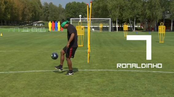 Ronaldinho, Benzema et Xavi jonglent les yeux bandés (VIDEO)