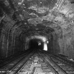 Un homme creuse un tunnel dans une montagne afin de pouvoir garer sa voiture