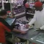 Braquage interrompu par l&rsquo;arrivée d&rsquo;un policier qui tombe à pic (VIDEO)