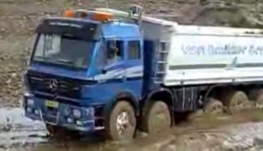 camion dans la boue