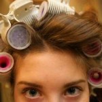 Elle n'aime pas sa coupe : la coiffeuse lui tire dessus