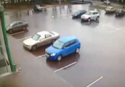 femme au volant accident au tournant