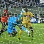 Un gardien de but qui fait le clown en plein match (VIDEO)