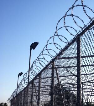 il braque un homme pour se faire rapatrier