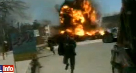 Un journaliste échappe de justesse à une explosion à Kaboul (VIDEO)