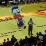 Une mascotte met un coup de boule à un arbitre (VIDEO)