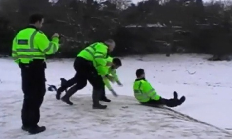 policier qui font de la luge