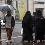 Il impose le voile à sa femme, nationalité refusée