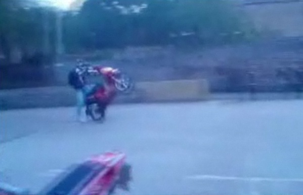 Il veut faire une roue avec son scooter mais