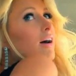 Paris Hilton sexy pour de la bière (VIDEO)
