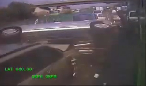 Un bus qui cartonne plusieurs voiture en Taiwan