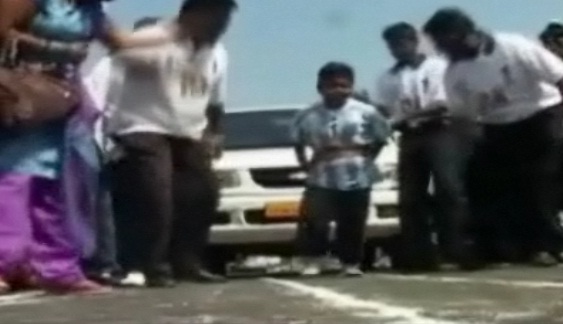 Un enfant de 6 ans tire une voiture de 1500Kg (VIDEO)