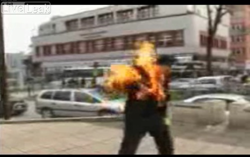Un homme se met le feu