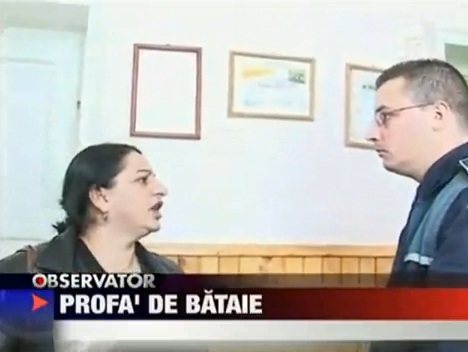 Une prof baffe un policier roumain qui lui rend la pareille (VIDEO)