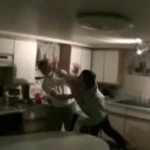 Ses potes lui font croire qu&rsquo;il est enterré vivant (VIDEO)