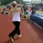 Une blonde qui fait un saut en hauteur foireux (VIDEO)