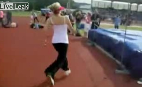 Une blonde qui fait un saut en hauteur foireux (VIDEO)